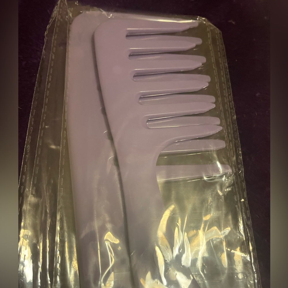 Monat wide toothed purple comb set